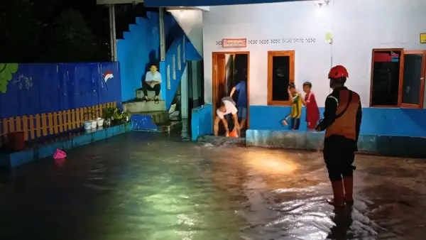 Petugas BPBD Kota Sukabumi saat menangani banjir di Cikondang | Foto : Dok. BPBD