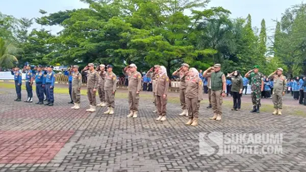 Para personel Satpol PP Sukabumi tengah bersiap menjaga keamanan dan ketertiban acara di Lapangan Cangehgar, Kelurahan Palabuhanratu, Kecamatan Palabuhanratu, Kabupaten Sukabumi, pada Kamis (4/12/2025). (Sumber : SU/Ilyas).
