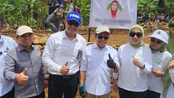 Pemimpin Cabang PNM Sukabumi, Yosua Mawantyo Nugroho (mengenakan topi biru) berdampingan dengan menteri Menko PMRI, A Muhaimin Iskandar di Sukabumi. (Sumber : Istimewa.).