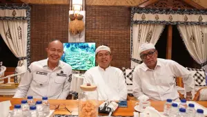 Ayep Zaki berpoto bersama dengan Dedi Mulyadi usai Rakor Pembahasan Kuota Haji dan Umrah di Lembur Pakuan Subang. Rabu (3/12/2025). (Sumber: Dokpim)