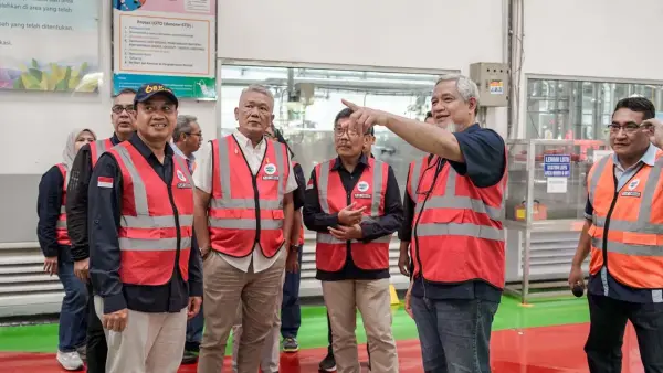 Kepala PATGTL Badan Geologi ESDM, Ir. Agus Cahyono Adi, M.T., bersama Kepala Dinas ESDM Jawa Barat, Ir. Bambang Tirtoyuliono, MM, meninjau Pabrik AQUA Ciherang di Bogor (Sumber: Istimewa)