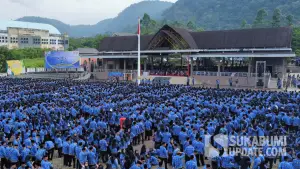 Pelantikan 8.164 P3K Paruh Waktu oleh Bupati Sukabumi di Lapang Cangehgar, Palabuhanratu, Sukabumi. Kamis (4/12/2025). (Sumber: SU/Ilyas Supendi)