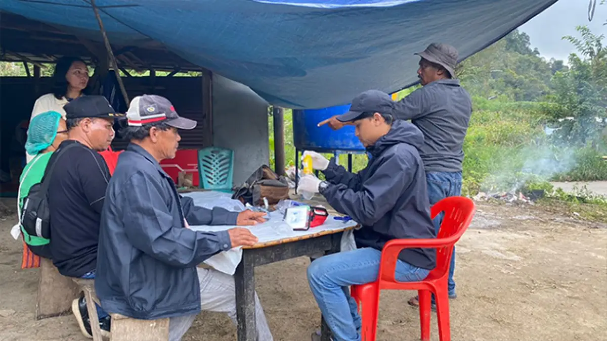 Jabal Cahyo Wibowo, dokter muda dari Fakultas Kedokteran Universitas Jenderal Achmad Yani (FK Unjani) yang mewakili Komunitas Seribu Senyum saat memeriksa warga.
