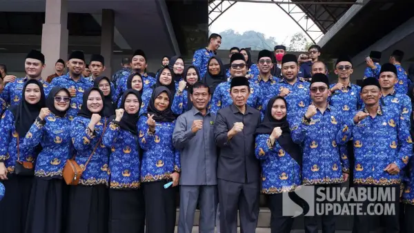 Anggota DPRD dari Fraksi PDI Perjuangan, Junajah Jajah Nurdiansyah, saat menghadiri pelantikan PPPK Paruh Waktu di Lapang Cangehgar, Kelurahan/Kecamatan Palabuhanratu, Kamis (4/12/2025). (Sumber: SU/Ilyas Supendi)