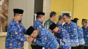 Kadisperkim, Sendi Apriadi saat menyalami para pegawainya yang baru saja dilantik jadi PPPK. (Sumber: SU/Ilyas Supendi)