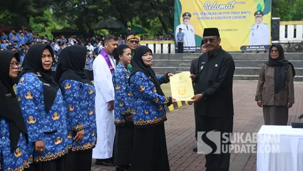 Bupati Asep Japar saat melantik 8.164 honorer menjadi PPPK Paruh Waktu yang berlangsung di Lapang Cangehgar, Palabuhanratu, Kamis (4/12/2025). (Sumber : SU/Ilyas)