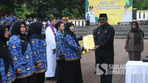 Bupati Asep Japar saat melantik 8.164 honorer menjadi PPPK Paruh Waktu yang berlangsung di Lapang Cangehgar, Palabuhanratu, Kamis (4/12/2025). (Sumber : SU/Ilyas)