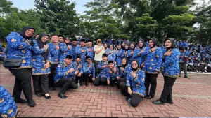 Para personel Satpol PP Sukabumi yang dilantik jadi PPPK Paruh Waktu yang berlangsung di Lapang Cangehgar, Palabuhanratu, Kamis (4/12/2025). (Sumber : Dok Satpol PP).