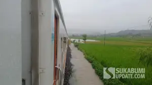 KA Siliwangi Cipatat Sukabumi sempat berhenti karena banjir di Cibeber Cianjur (Sumber: Akun facebook Yusep Kabir)