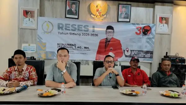 Anggota DPRD Jabar Muhammad Jaenudin saat reses di Desa Cikarer, Kebonpedes, Kabupaten Sukabumi | Foto : Tim Adc