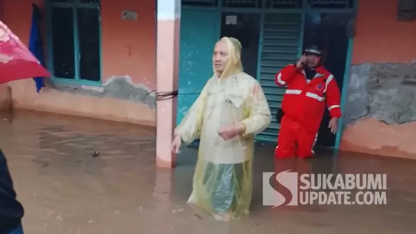 Kondisi banjir selutut orang dewasa di Kampung Ciburial, Desa Cikujang, Gunungguruh Sukabumi, Kamis (4/12/2025). (Sumber Foto: Istimewa)