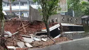 kondisi pagar SMAN 1 Cisolok yang ambruk | Foto : P2BK Cisolok