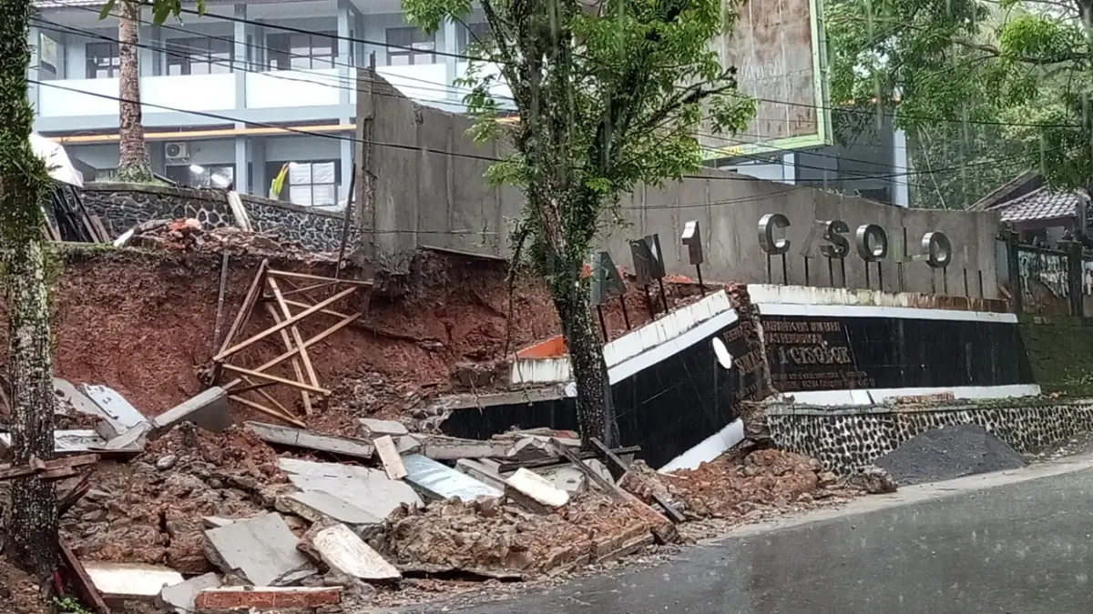 Pagar SMAN 1 Cisolok Sukabumi Ambruk Diterjang Hujan Deras