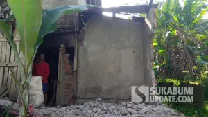 Kondisi rumah warga yang dindingnya ambruk akibat cuaca ekstrem di Cidolog Sukabumi. (Sumber Foto: P2BK Cidolog)