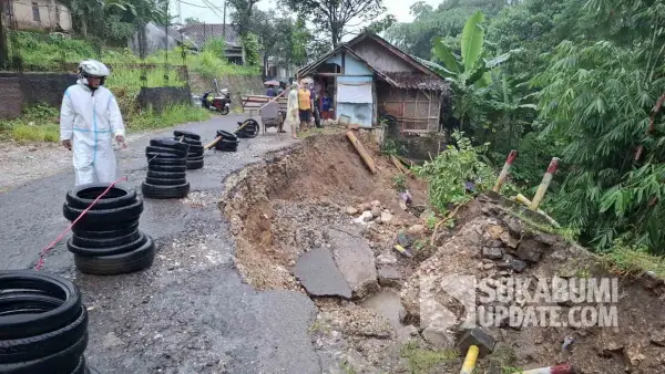 Kondisi badan jalan penghubung Desa Sekarwangi dan Tenjojaya di Kampung Cibatu Hilir, Cibadak Sukabumi, yang amblas diterjang longsor akibat hujan deras pada Kamis (4/12/2025). (Sumber Foto: SU/Ibnu)
