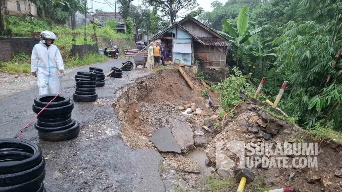 Jalan Penghubung Sekarwangi-Tenjojaya di Cibadak Sukabumi Amblas Diterjang Longsor