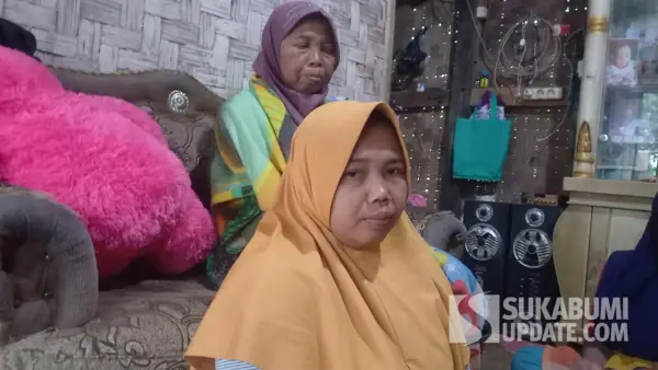 Okah (35 tahun), warga Pabuaran, Kabupaten Sukabumi yang suaminya terjebak banjir bandang di Aceh | Foto : Ragil Gilang