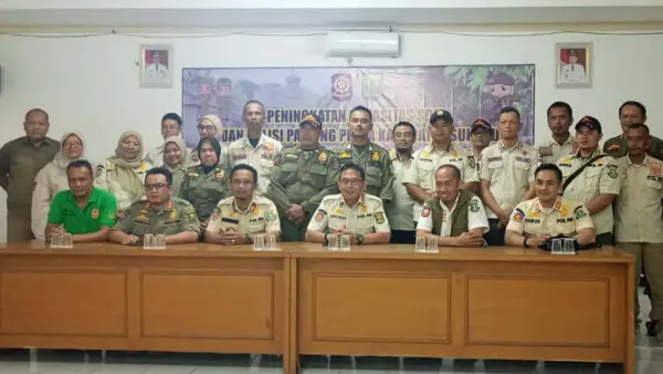 Jajaran Satpol PP Kabupaten dan Kota Sukabumi foto bersama usai pertemuan. (Sumber Foto: Istimewa)