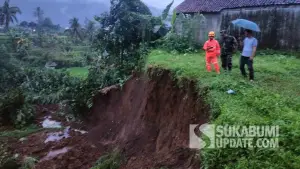 Kebun di Kampung Lemburjami, Desa Lembursawah, Kecamatan Cicatantayan, Kabupaten Sukabumi mengalami longsor dan menimpa empat petak sawah milik warga, Kamis (4/12/2025). (Sumber Foto: Dok. P2BK Cicantayan)