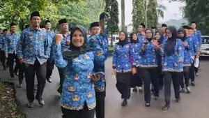 Para Pegawai Bapenda Sukabumi saat melakukan long march ke Lapang Cangehgar saat akan dilantik menjadi PPPK Paruh Waktu, Kamis (4/12/2025). (Sumber : Istimewa.)