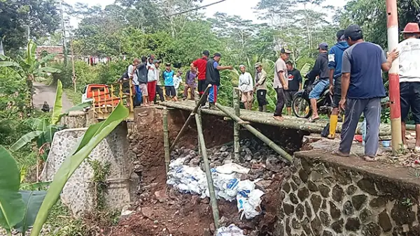 Kondisi Jembatan Cipicung Sagaranten Sukabumi yang Ditangani Secara Swadaya Menggunakan Bambu Agar Bisa Dilewati. (Sumber : Pemdes Cibitung).