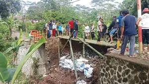 Kondisi Jembatan Cipicung Sagaranten Sukabumi yang Ditangani Secara Swadaya Menggunakan Bambu Agar Bisa Dilewati. (Sumber : Pemdes Cibitung).