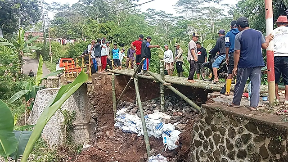 Longsor Usai Diguyur Hujan, Akses Vital Jembatan Cipicung Sagaranten Sukabumi Ambruk