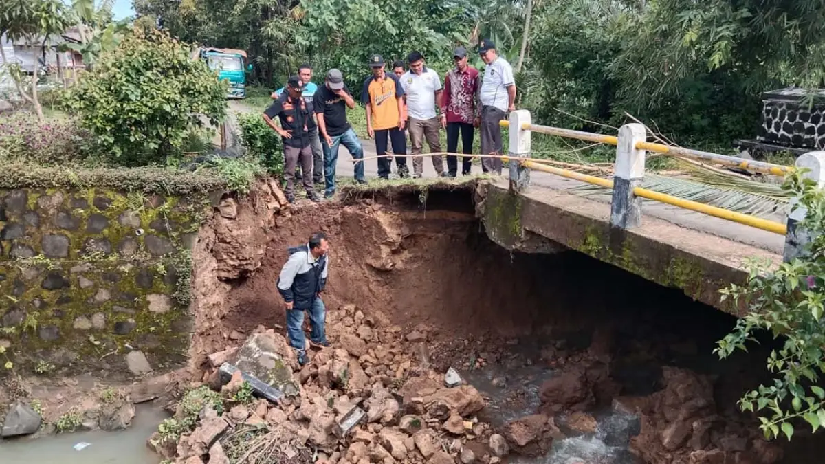 Alami Kerusakan Berat Akibat Tergerus Air, UPTD PU Tutup Sementara Akses Jembatan Citiis Sukabumi
