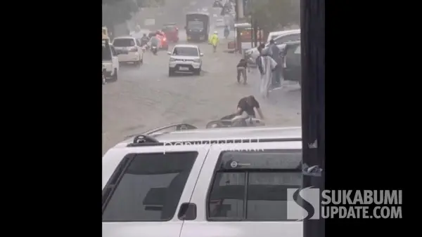 Pengendara motor terseret banjir di jalan siliwangi kota sukabumi (Sumber: warganet)