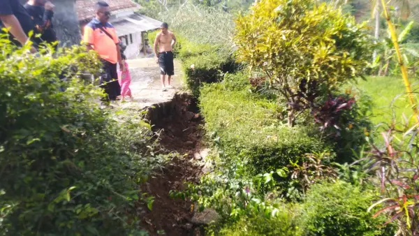 Longsor tebing di Jalan Desa Sukasari, Parakansalak, Sukabumi longsor. (Sumber: Istimewa)