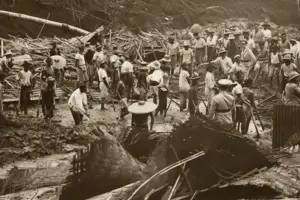 Potret suasana evakuasi korban bencana tanah longsor dan banjir bandang yang terjadi di daerah Sukabumi, Jawa Barat pada tahun 1930 (Sumber: Indonesia Masa Lampau)