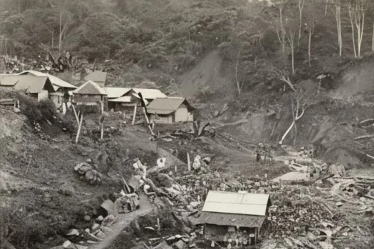 Potret suasana evakuasi korban bencana tanah longsor dan banjir bandang yang terjadi di daerah Sukabumi, Jawa Barat pada tahun 1930