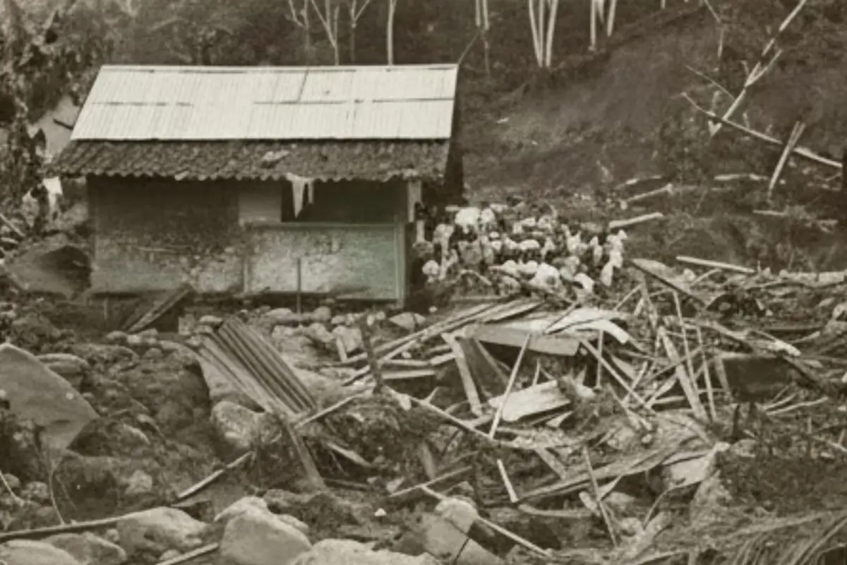 Potret suasana evakuasi korban bencana tanah longsor dan banjir bandang yang terjadi di daerah Sukabumi, Jawa Barat pada tahun 1930 (Sumber: Indonesia Masa Lampau)