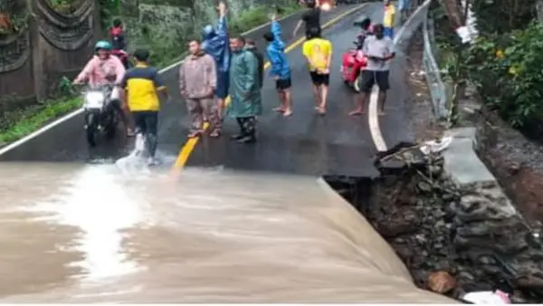 Penampakan bahu jalan longsor tergerus air di Kampung Puro Jati, Desa Cikahuripan, Cisolok | Foto : Dok. Pemcam
