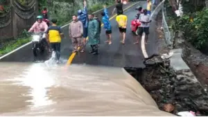 Penampakan bahu jalan longsor tergerus air di Kampung Puro Jati, Desa Cikahuripan, Cisolok | Foto : Dok. Pemcam