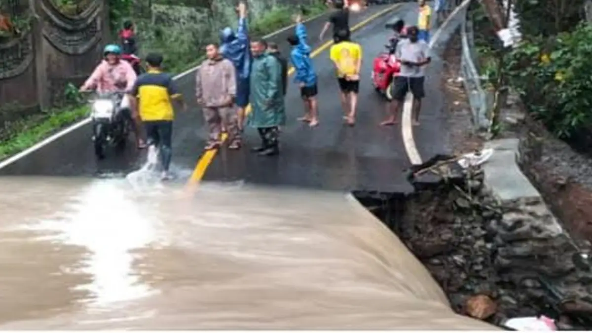 Hati-Hati Melintas Cisolok-Bayah, Ada Bahu Jalan Longsor di Kampung Puro Jati