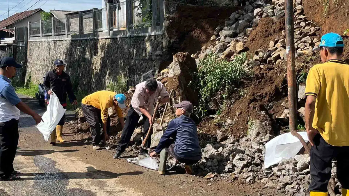 UPTD PU Sukabumi Tangani Longsor TPT di Ruas Jalan Cibeureum–Goalpara Sukaraja