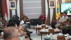 Wali Kota Sukabumi Ayep Zaki saat menerima rombongan Komisi II DPR RI yang dipimpin Wakil Ketua Komisi II Aria Bima di Balai Kota Sukabumi pada Selasa, (212/2025) | Foto : Dokpim