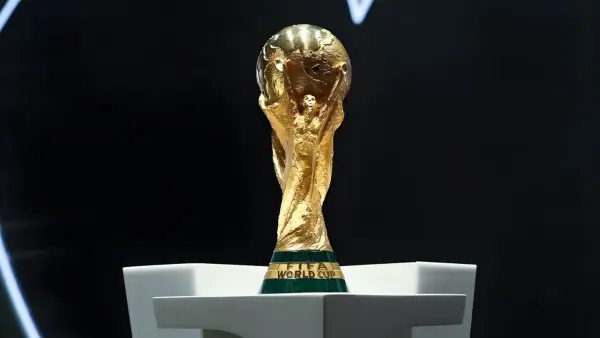 Trofi Piala Dunia yang dipamerkan pada undian Piala Dunia 2026 di Amerika Serikat, Sabtu, 6 November 2025 dini hari WIB. (Sumber: Instagram/@fifa)
