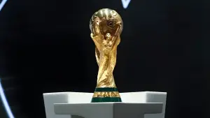 Trofi Piala Dunia yang dipamerkan pada undian Piala Dunia 2026 di Amerika Serikat, Sabtu, 6 November 2025 dini hari WIB. (Sumber: Instagram/@fifa)