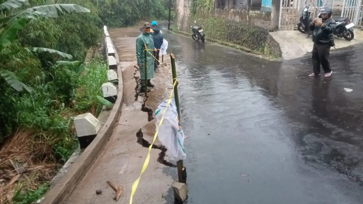 Hujan Lebat Picu Genangan dan Kerusakan Jalan di Desa Sukajaya Sukabumi