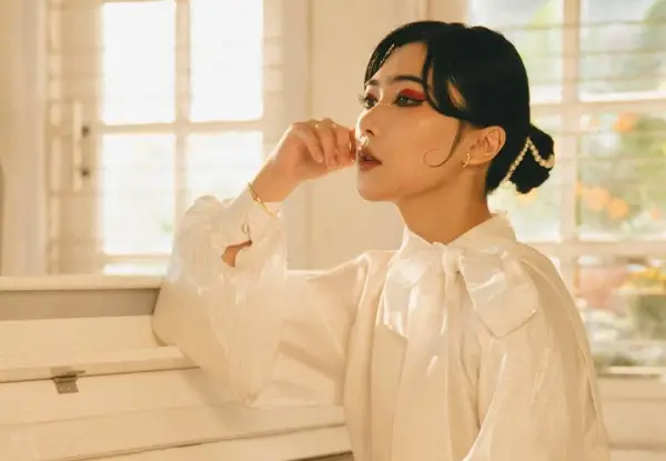 Potret Isyana dalam lagu terbarunya yang berjudul Terima Kasih Dariku, lagu penutup tahun (Sumber : Instagram/@isyanasarasvati)