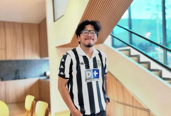 Ferry Irwandi Bagikan Kondisi di Langkat: 2.000 Warga Tinggal di Atas Rel Kereta Api (Sumber : Instagram/@irwandiferry)