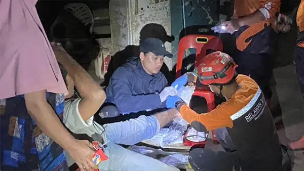 Dokter Jabal Asal Sukabumi yang Sedang Melakukan Penanganan Kepada Warga Penyintas Bencana Aceh-Sumatera.