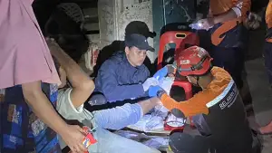 Dokter Jabal Asal Sukabumi yang Sedang Melakukan Penanganan Kepada Warga Penyintas Bencana Aceh-Sumatera.