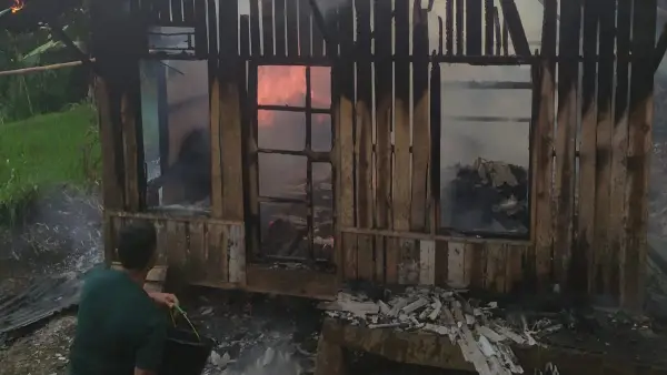 Warga padamkam api yang membakar rumah warga di Sirnasari Pabuaran Kabupaten Sukabumi (Sumber: p2bk)