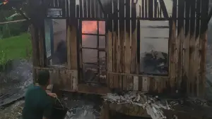 Warga padamkam api yang membakar rumah warga di Sirnasari Pabuaran Kabupaten Sukabumi (Sumber: p2bk)