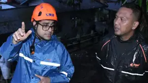 Wakil Wali Kota Sukabumi, Bobby Maulana tinjau bencana akibat hujan deras pada Jumat 5 Desember 2025, salah satunya dampak banjir limpasan Salabintana (Sumber: dokpim kota sukabumi)