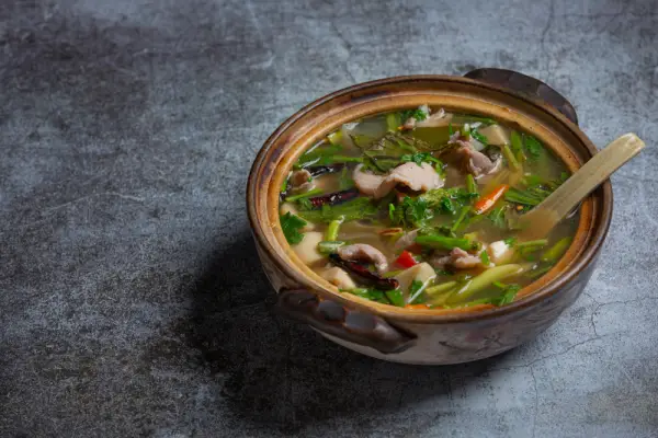 Ilustrasi. Resep Sup Bayam Jamur, Ide Makanan Sehat Sarapan dan saat Musim Hujan (Sumber : Freepik.com/@jcomp)