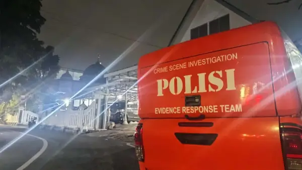 Polisi usai evakuasi mayat wanita muda ke RSUD R Syamsudin SH Kota Sukabumi. Sabtu (6/12/2025). (Sumber: Istimewa)